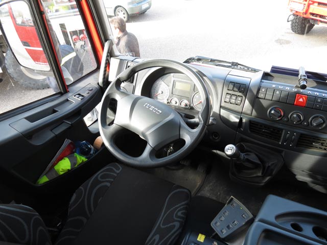 En la cabina del Iveco Magirus BRP 3000 destaca el cambio manual situado en el tablier.